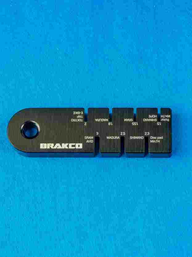 Herramienta BRAKCO calibre indicador desgaste pastillas y discos de freno. CNC Máxima precisión